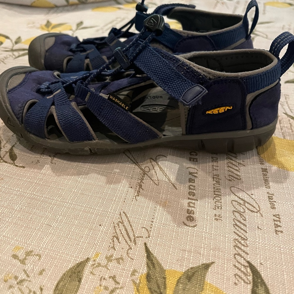 Blue Newport Keens, Boys size 4, only worn a few times, washable/waterproof